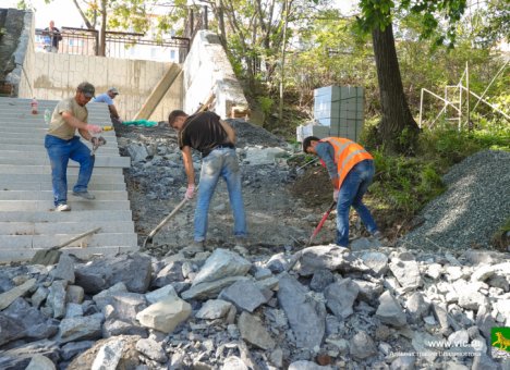 Новую лестницу возводят в парке Минного городка во Владивостоке