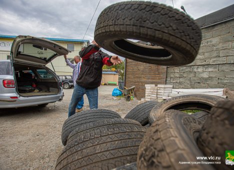 Владивосток очистили от 3000 старых автопокрышек