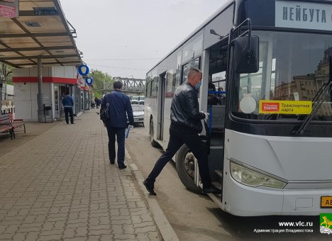 Масочный режим для водителей автобусов и пассажиров во Владивостоке сделают обязательным