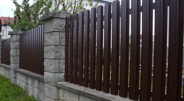 Строительство заборов под ключ в СПб и ЛО: надежная ограда для вашего дома